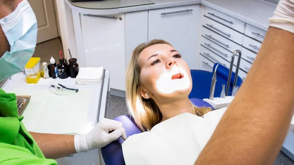 Imagem de close-up da bela mulher loira deitada em cadeira de dentista com boca aberta — Fotografia de Stock