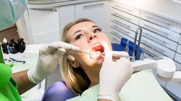 Close-up beeld van tandarts mondholte van vrouwelijke patiënt controleren — Stockfoto