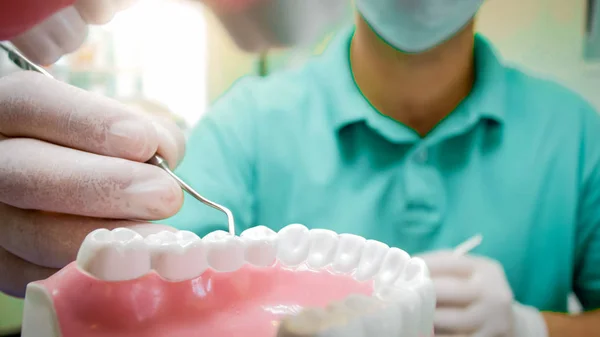 Visão de dentro de pacientes boca de dentista treting dentes — Fotografia de Stock