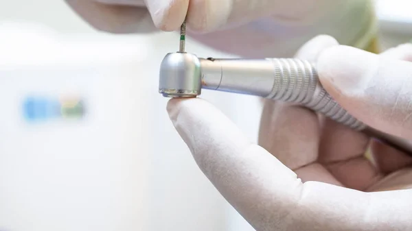 Immagine di primo piano del dentista inserendo morso in trapano dentale speciale — Foto Stock