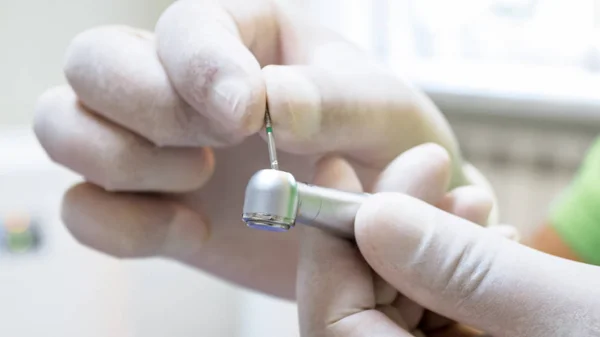 Крупный план укуса стоматолога и зубоврачебной дрели — стоковое фото