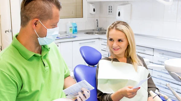 Portret van mooie lachende vrouw nemen van voorschrift van tandarts — Stockfoto