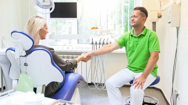 Manliga tandläkare skakar hand med nöjd patient — Stockfoto