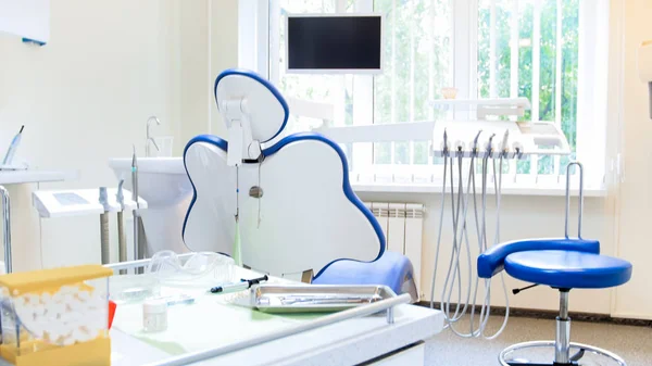 Interiör av modern tandvårdsklinik med professionell utrustning — Stockfoto