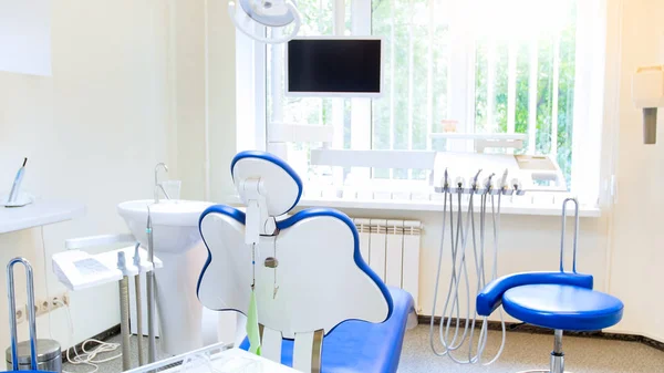 Modern utrustning och instrument i tandvårdsklinik — Stockfoto