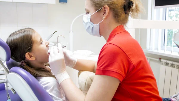 Retrato de adolescente visitando dentista em consultório odontológico — Fotografia de Stock