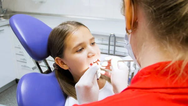 Portret van tienermeisje na haar tanden onderzocht door tandarts — Stockfoto