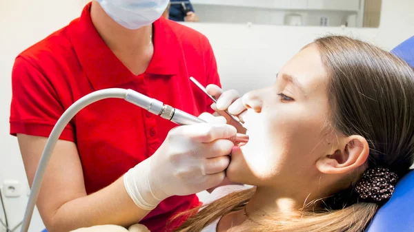 Imagem de close-up do dentista feminino perfuração dentes meninas com broca dentsl — Fotografia de Stock