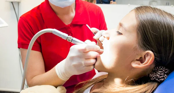 Close-up beeld van vrouwelijke pediatrische tandarts behandeling van meisjes tanden — Stockfoto