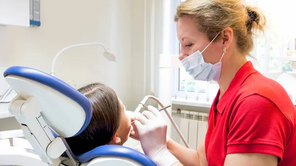 Portret zbliżenie pediatric dentysta, leczenie zębów dziewczyny — Zdjęcie stockowe