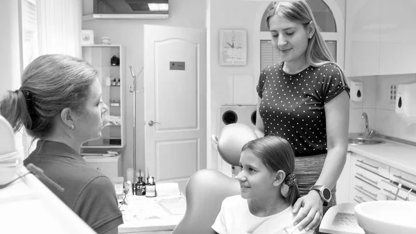 Imagen en blanco y negro de la joven madre y su hija adolescente visitando al dentista —  Fotos de Stock