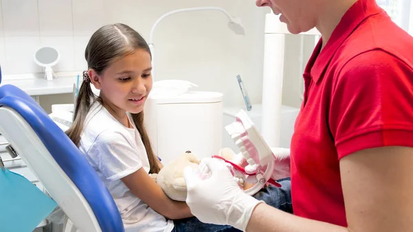 Hogyan-hoz illően tiszta a fogak, a fogorvosi rendelőben hallgat kislány — Stock Fotó