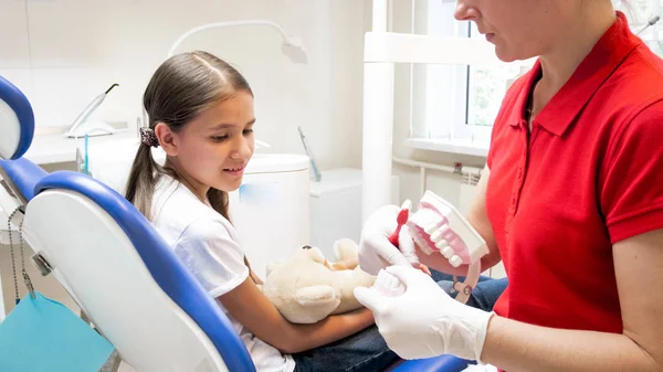 Imagem de perto do dentista pediátrico ensinando menina sobre higiene dentária — Fotografia de Stock