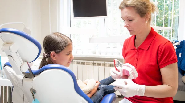 Női gyermekorvosi fogorvos oktatása a beteg a fogat higiéniai portréja — Stock Fotó