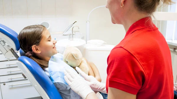 Aranyos mosolygós lány ül a gyermekorvosi fogorvos klinikán portréja — Stock Fotó