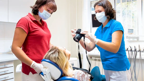 Retrato de dentista fazendo imagem de pacientes dentes antes do tratamento — Fotografia de Stock