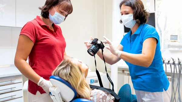 Retrato de dentista usando câmera digital para fazer imagem dos dentes dos pacientes — Fotografia de Stock