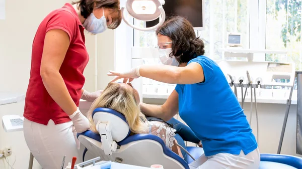 Retrato de dentista e paciente assistente de treting — Fotografia de Stock