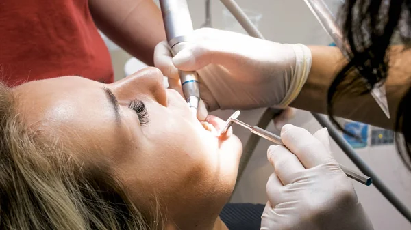 Close-up beeld van blonde jonge vrouw opent mond voor tanden behandeling — Stockfoto