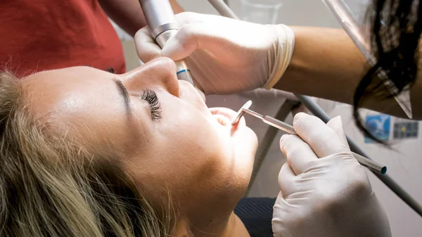 Closeup portret van mooie blonde vrouw zitten in in de tandarts stoel met open mond — Stockfoto