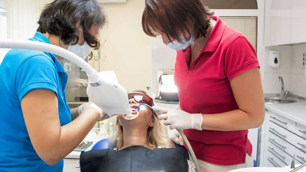 Processo de clareamento dos dentes com lâmpada UV especial no consultório odontológico — Fotografia de Stock