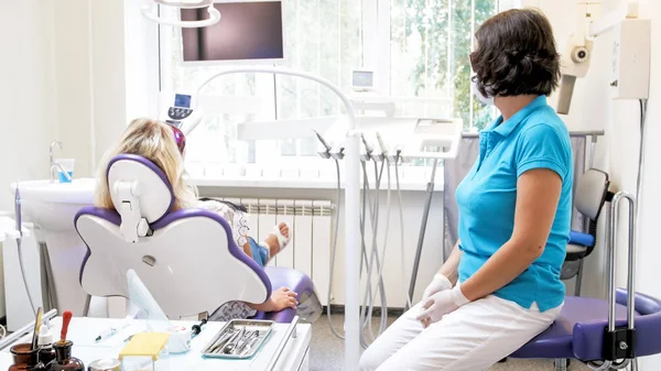 Procedimento de dentes brancos com lâmpada UV e fotopolímero na clínica odontológica — Fotografia de Stock