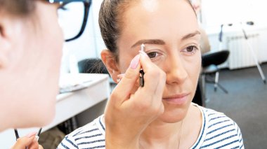 Portre resim boyama makyaj sanatçının kaşları kalemle modelleri