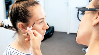 İş makyaj sanatçı resim kaşları closeup görüntü