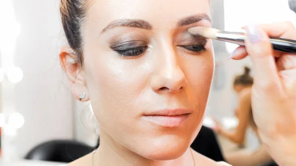 Closeup image of makeup artist applying eye shadows — Stock Photo, Image