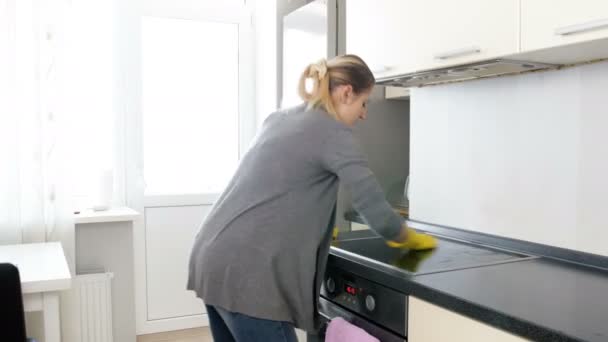 4k filmato di donna arrabbiata e stanca togliersi guanti di gomma gialla e piangere dopo aver fatto i lavori domestici in cucina — Video Stock