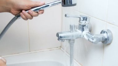 Ev işi yaparken banyo su lavabo kapalı deterjan köpük yıkama kadın portre 4k görüntüleri