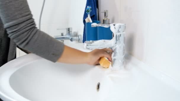 Крупный план 4k кадры молодой женщины стиральной ванной петь и водопроводной кран с моющим средством и губкой — стоковое видео