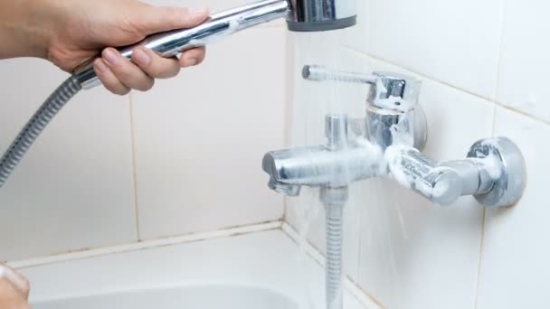 Closeup 4k beelden van vrouw wassen wasmiddel suds uit badkamer water zinken terwijl het doen van huishoudelijk werk — Stockvideo