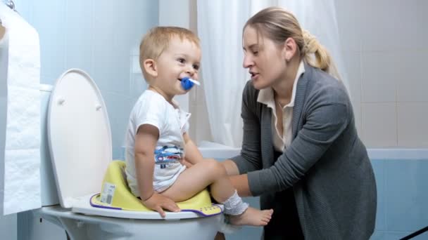 Şirin bebek çocuk annesiyle tuvalet kullanmayı öğrenmek 4 k görüntüleri — Stok video