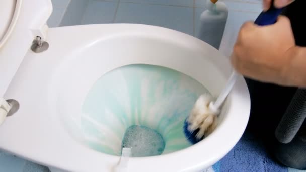 Gros plans 4k de la jeune femme qui lave les toilettes avec du détergent et une brosse — Video