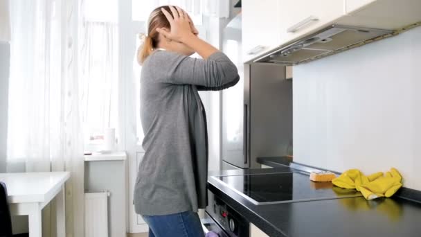 Zeitlupenvideo wütender erschöpfter Hausfrau, die schreit und weint, nachdem sie Hausarbeit erledigt hat — Stockvideo