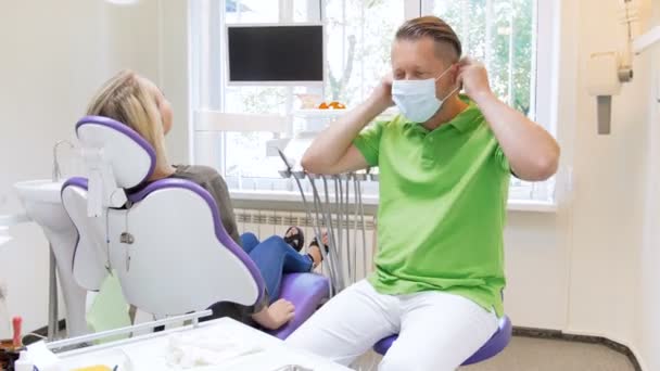 サージカル マスク、ラテックス手袋笑顔の男性歯科医の 4 k 映像 — ストック動画