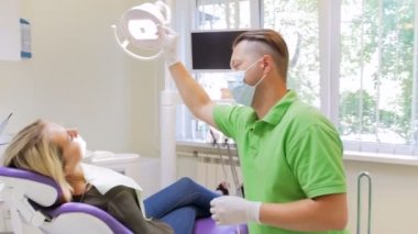 Lambayı kapatarak ve diş tedavisi için matkap kullanarak dişçi 4 k görüntüleri