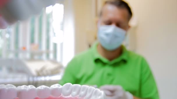 Primo piano filmato dall'interno della bocca del dentista trattamento dei denti — Video Stock