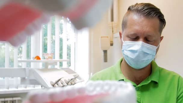 Closeup 4k imagens de dentro da boca do dentista tratar os dentes com broca — Vídeo de Stock