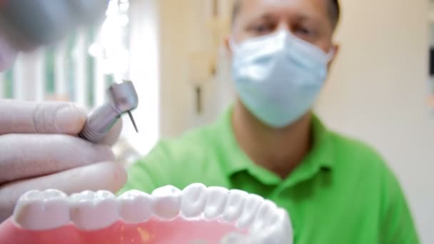 4k vídeo de dentro dos pacientes boca do médico remover a cárie com broca dentária — Vídeo de Stock