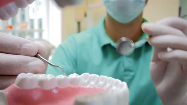 歯の検査の医師の患者の口の中からビデオを 4 k のクローズ アップ — ストック動画