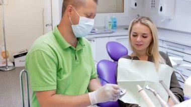 diş hekimi kadın hastasını reçete yazma 4 k görüntüleri