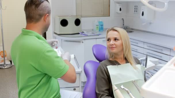 4 k záběry ze zubaře sundala chirurgickou masku a ochranné tkání pacienta — Stock video