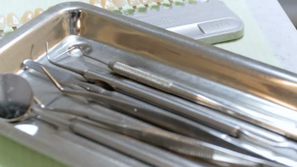 Closeup 4k πλάνα από κάμερα που κινείται πάνω από οδοντίατρο τραπέζι με πολλά ιατρικά όργανα — Αρχείο Βίντεο