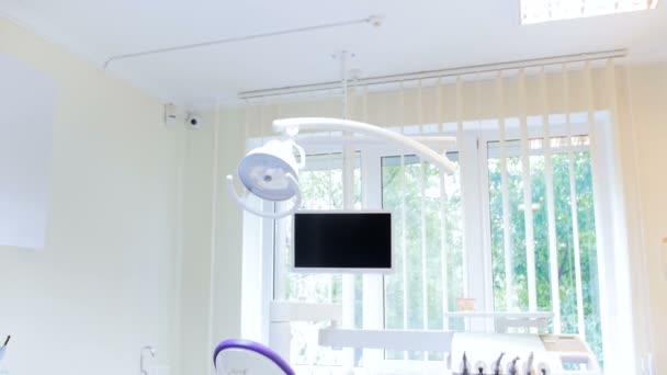 Vidéo de panoramique 4k de clinique de dentiste moderne vide — Video