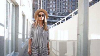 4 k video stret üzerinde yürüme ve merdivenlerden yukarı yürümek güzel şık kadın