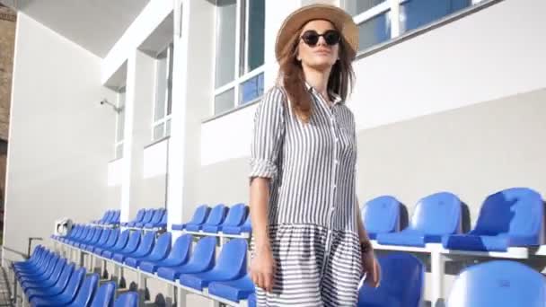4k 视频美丽时尚的女人走在空体育场 — 图库视频影像