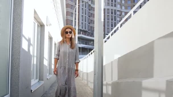 Hermosa mujer elegante en vestido largo caminando por la calle en el día soleado brillante — Vídeos de Stock