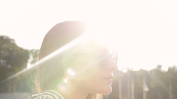 Closeup 4k vídeo de elegante jovem mulher decolando óculos de sol no dia ensolarado brilhante — Vídeo de Stock